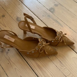 Nelly klackar  - Klackar från Nelly i toppenskick! Endast provade och använda vid något tillfälle. Storlek 37🌸 klackhöjden är 6,5cm🫶🏼 kan även mötas upp i innerstan