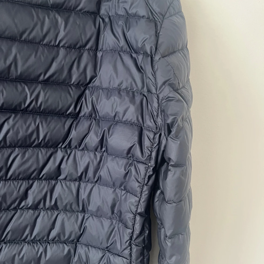 Svart dunjacka med röd insida - 3