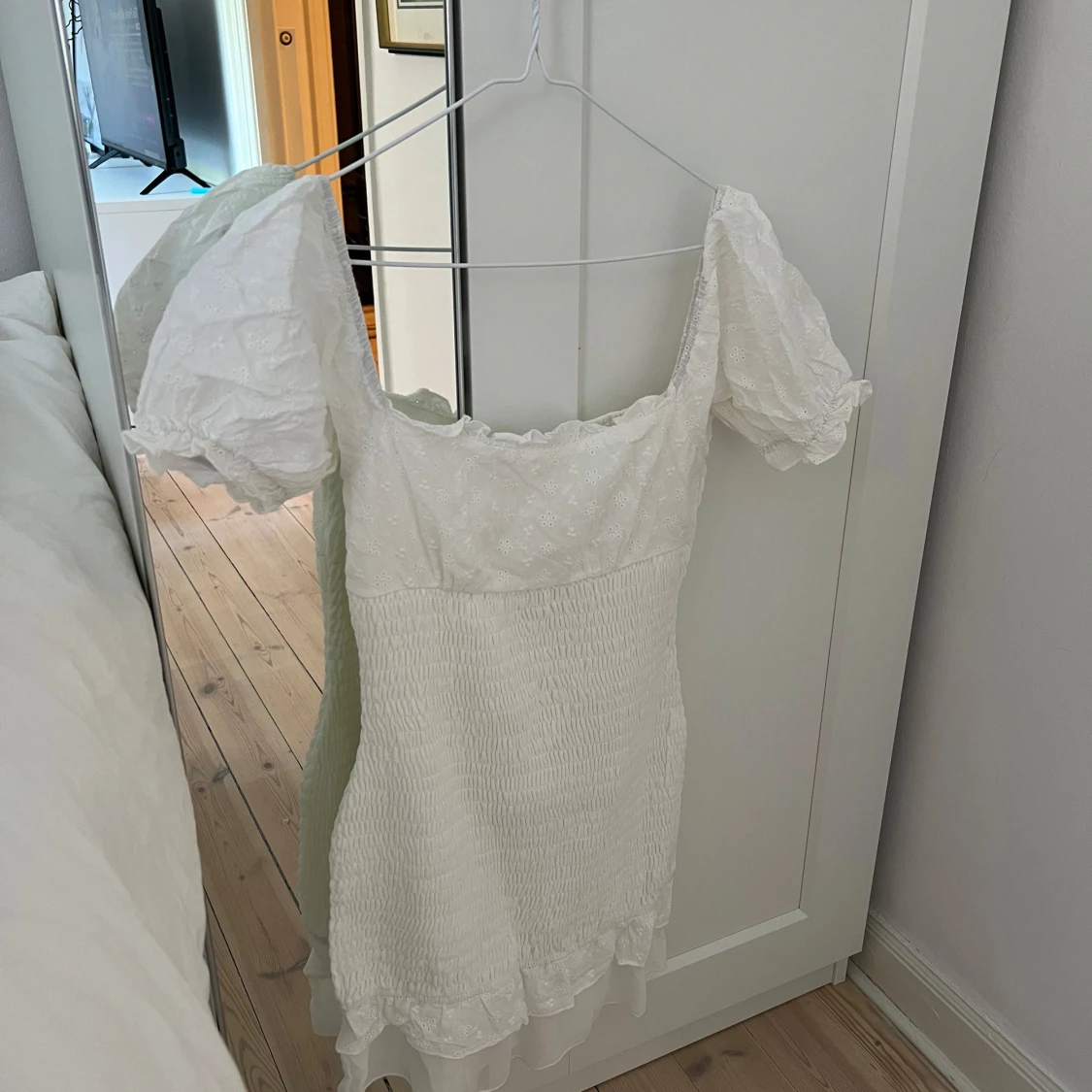 Vit kort sommarklänning  - 1