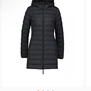 Parajumpers Irene Hooded Down Jacket i storlek XS - Säljer min Parajumpers Irene Hooded Down Jacket i storlek XS för 1500 kr (nypris: 5 287 kr). Det är en superlätt dunjacka med huva – perfekt för vår, sommar och tidig höst. Den är varm, stilren och har en figurnära passform som sitter snyggt. Jag säljer den endast för att den är för liten på mig. Utsidan är i mycket fint skick utan några synliga skador eller märken. På insidan finns lite smuts/fläckar, men det går bra att tvätta bort. Priset kan diskuteras. 🩵