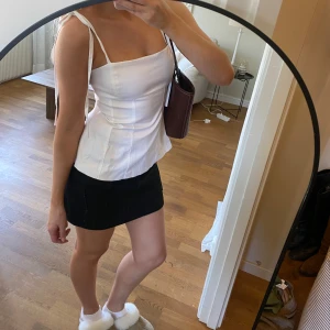 Zara kjol med fickor  - Säljer denna snygga kjol med fickor från Zara💗 Storlek M