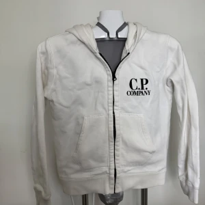 Cp company hoodie - Lite smutsig ner till arm lederna på tröjan men annars ingen annan skada! Väldig fin tröja i storlek 140-146 och om några funderingar finns är det bara att skriva! 