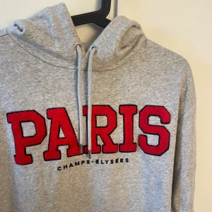 Grå hoddie - Grå hoddie med rött tryck. Strl S från HM. Bra skick! 