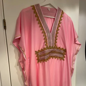 Marockans klänning  - Jätte fin rosa Djellaba, använd endast för fotografering🩷 (xs-s)