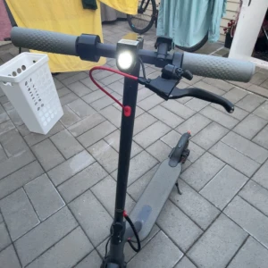 Elsparkcykel/elscooter - Detta är en Elscooter som kör 30km/h. Har haft den ungefär ett År och den är väldigt fin och snabb, den har även bluetooth och man kan göra justeringar genom en app som den kommer med! Den kommer även med laddare det finns ett helt nytt batteri som jag betalade 2 tusen för nån vecka sen, anledningen jag säljer denna är för att jag sparar helt enkelt. Enda dåliga med den är att bromsarna funkar knappast.