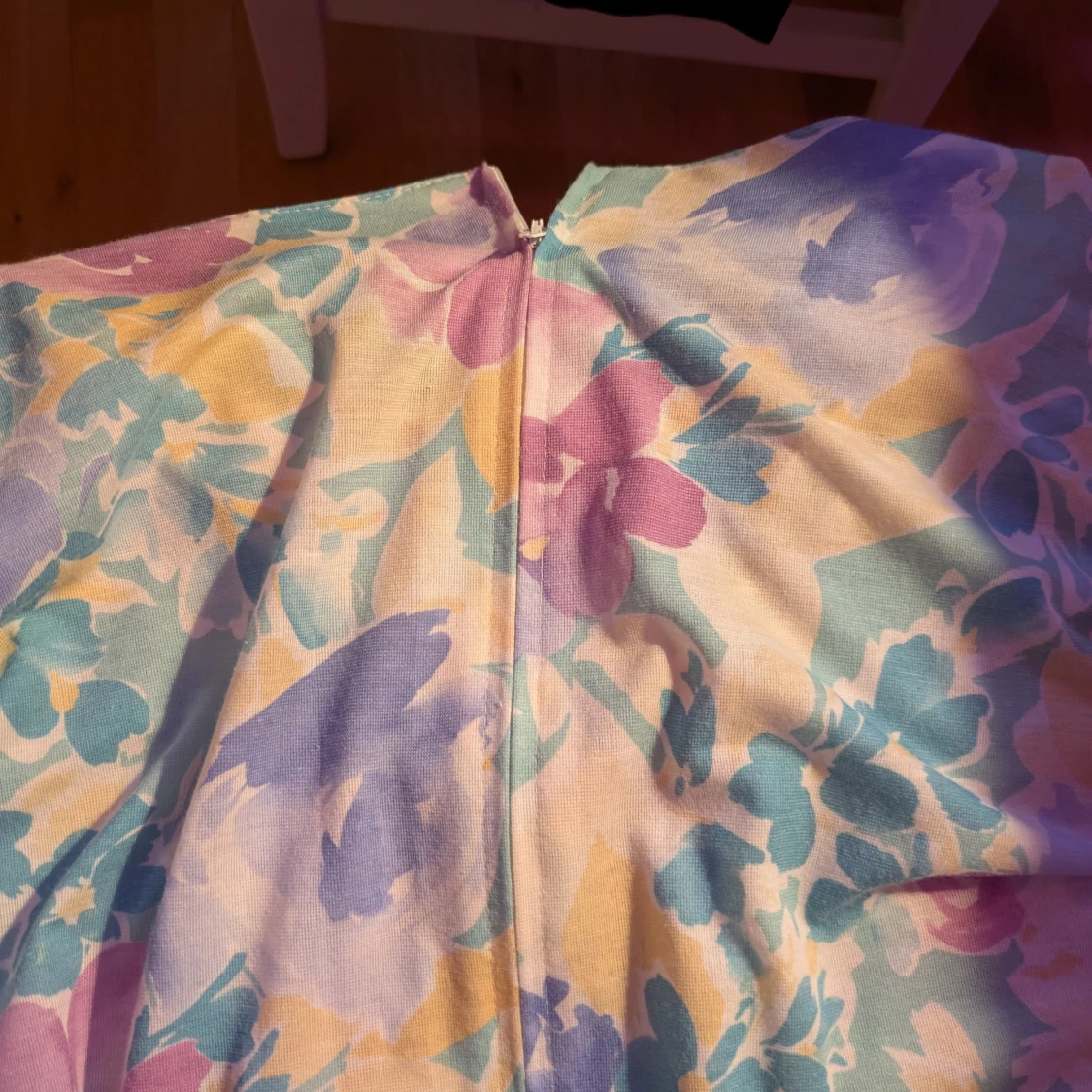 Blommig pastellklänning - 1