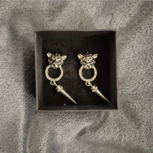 Leopard peak hoop örhängen silver  - GRATIS GÅVA MED VARGE ORDER!! Supertrendig stockholmsstil tjejer, örhängen silver. Vinter ring smycke. Gjord av stål, jag svarar och skickar alltid snabbt!