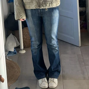 Blå bootcut jeans - Jätte snygga lågmidjade blåa jeans köpte på Vinted, men från Seven Lives! Dom är använda 1 gång av mig och ser som nya ut, alltså inte några defekter 💓 Säljer då dom är för små, så dom är små i storlek och skulle passa 34,36 ish!
