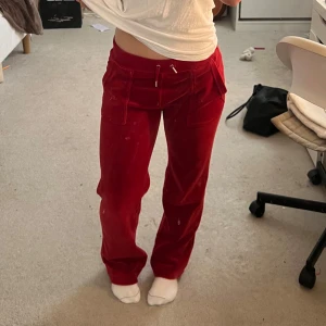 Röda juicy byxor - Röda juicy byxor i bra skick, endast lim fläckar på framsida lår som knappt syns och ett vid vänstra smalbenet som syns lite mer, därav priset💞
