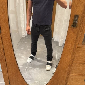 Replay jeans  - Ett par snygga jeans från Replay i storlek W29 L32 i modellen Anbbas 