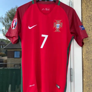Portugal hemmatröja 2016 Ronaldo - Portugals hemmatröja 2016 med Cristiano Ronaldo på ryggen. Nyskick, använd 1 gång. Storlek S. Hör av dig vid frågor!☀️