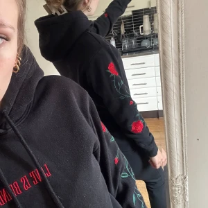 Hoodie  - Hoodie ifrån H&M i storlek Xs 