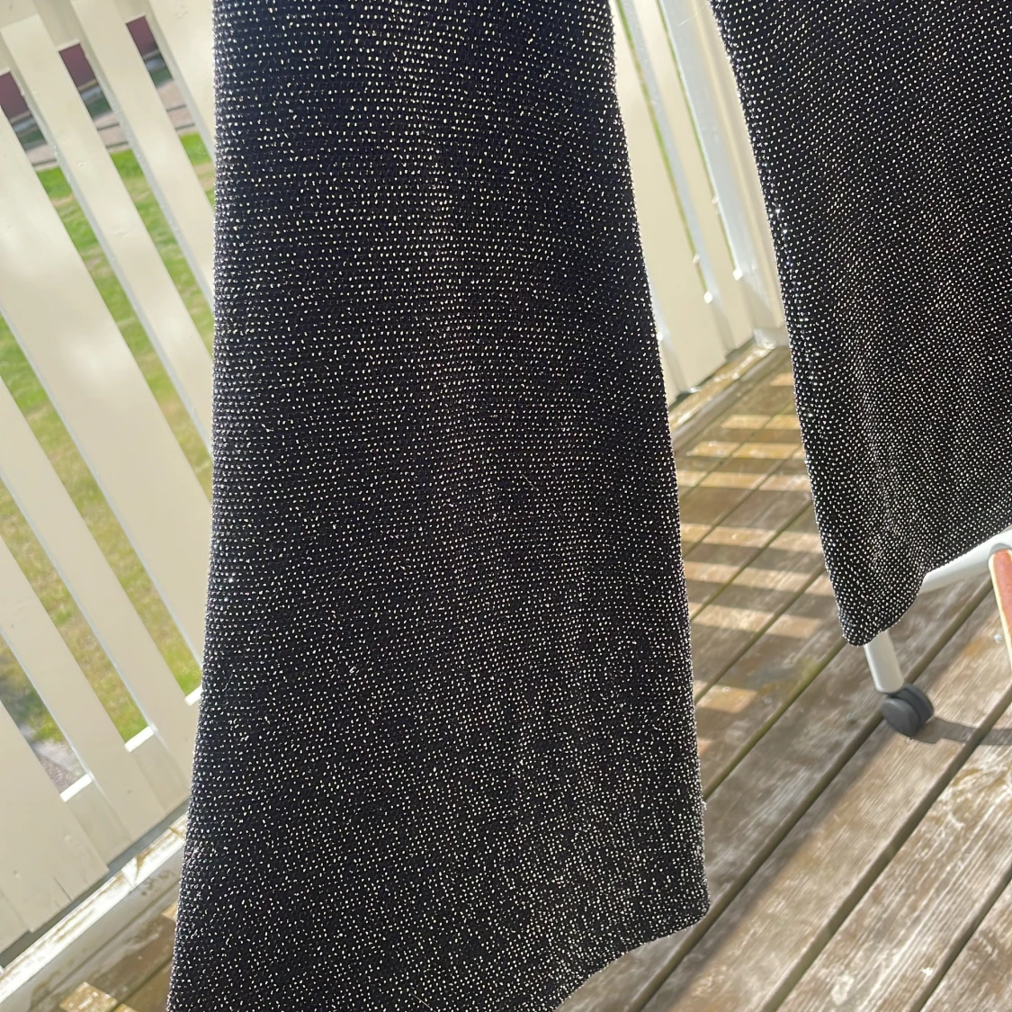 Glittrig svart topp från NLY Trend XS - 3