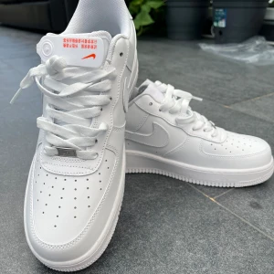 Nya Nike Air Force 1 - Nike Air Force 1 vita skor i storlek 45.  Aldrig använda och helt nya. Säljes för att jag redan har ett par likadana. 