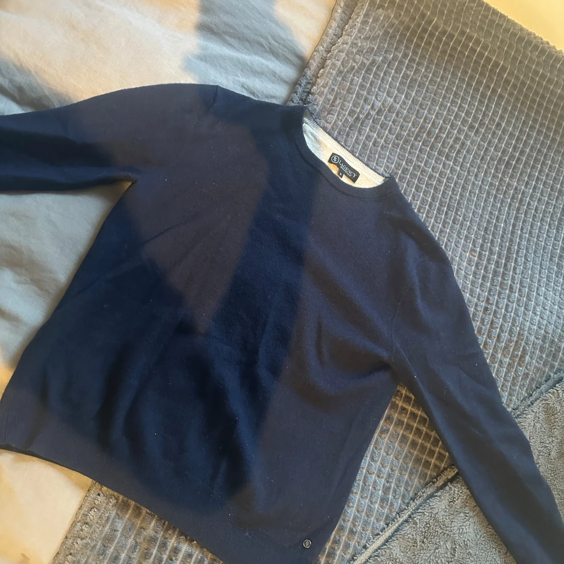 Mörkblå Kashmir tröja från Lagency