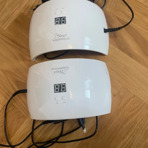 2st UV lampor från nagelgiganten - Inte använda mycket alls så de är i mycket bra skick! Man kan köpa en för 300kr eller båda för 500kr. Nypris:500kr st