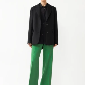 Svart oversized kavaj med knappar - Oversize kavaj från other stories i storlek 36. Passar dig i storlek 36-40. Min vännina som använder storlek M har lånat den utan problem. Knappen längst upp är borta vilket är inget man tänker på men därav priset. Annars i fint skick. Nypris tror jag låg runt 1500kr. 