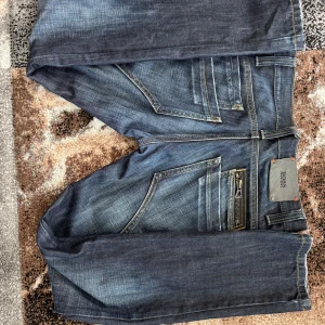 BOSS Orange Slim Fit (W32 L32) - Skick: Bra begagnat skick, knappt någon slitage. Originalpris: ca 1200–1500 kr. Priset kan alltid diskuteras! 🙌🏻😁
