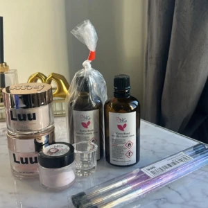 Nagelkit med akrylpulver och penslar - Säljer mina 3 akryl pulver en från nagel giganten i färgen pink,dom två andra från luunails en i färgen princess pink som är använd några gånger och den tredje i färgen single lady som är inte alls använd.Säljer även med två st akryl vätska en är helt oanvänd från nagel giganten  och den andra är använd några gånger,Säljer även tre akryl penslar som är helt oanvänd.koppen finns inte me