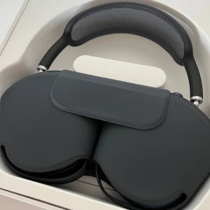 Trådlösa headphones - Säljer dessa headphones med USB-C uttag och medföljande laddare och låda, endast använda ett par gånger och de fungerar utmärkt, kontakta mig vid frågor eller intresse!