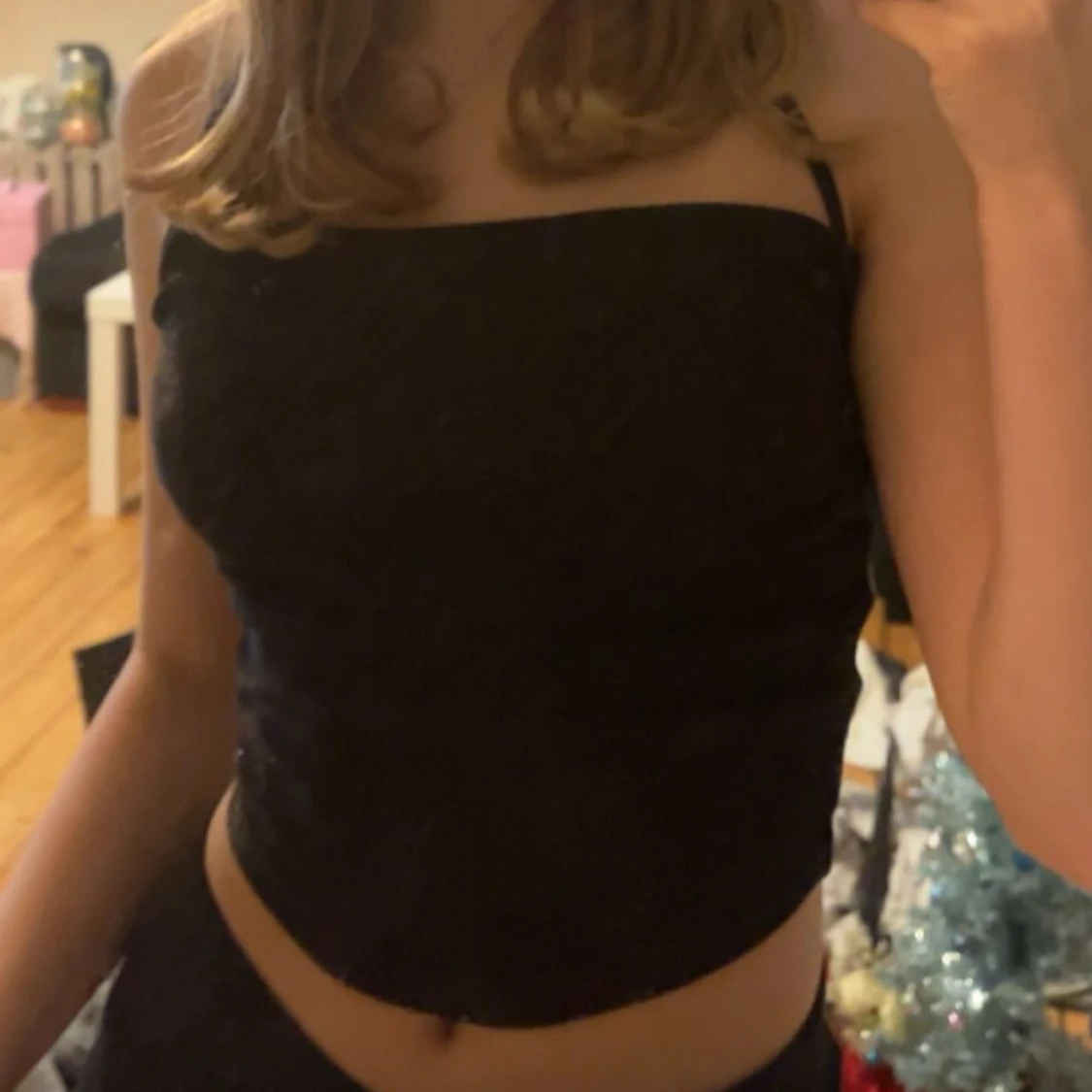 Säljer massa toppar från SHEIN för 15 kr st. Svart glittrig linnetopp med smala band - 2