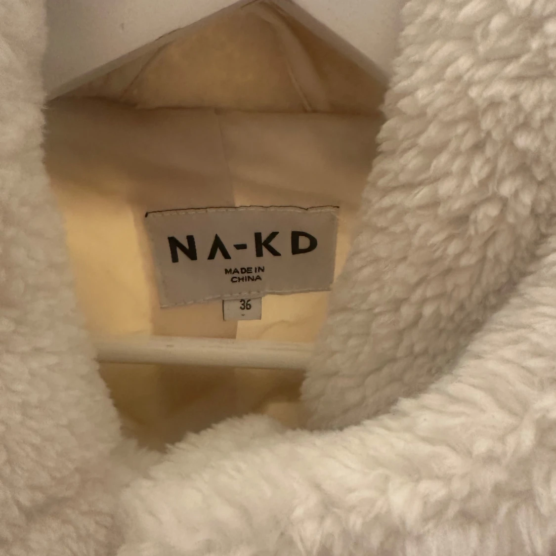 Vit teddyjacka från NA-KD, stl 36 - 1