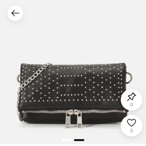 Svart axelväska med nitar från Even&Odd - Jätte fin väska som tyvärr inte kommer till användning🫶🏻Är som helt ny 