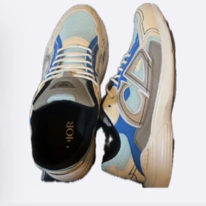 Dior b30 - Snygga Dior sneakers i en mix av blått, beige och grått. Skorna har en modern design med snörning och en bekväm sula. Perfekta för en stilren look. Finns box