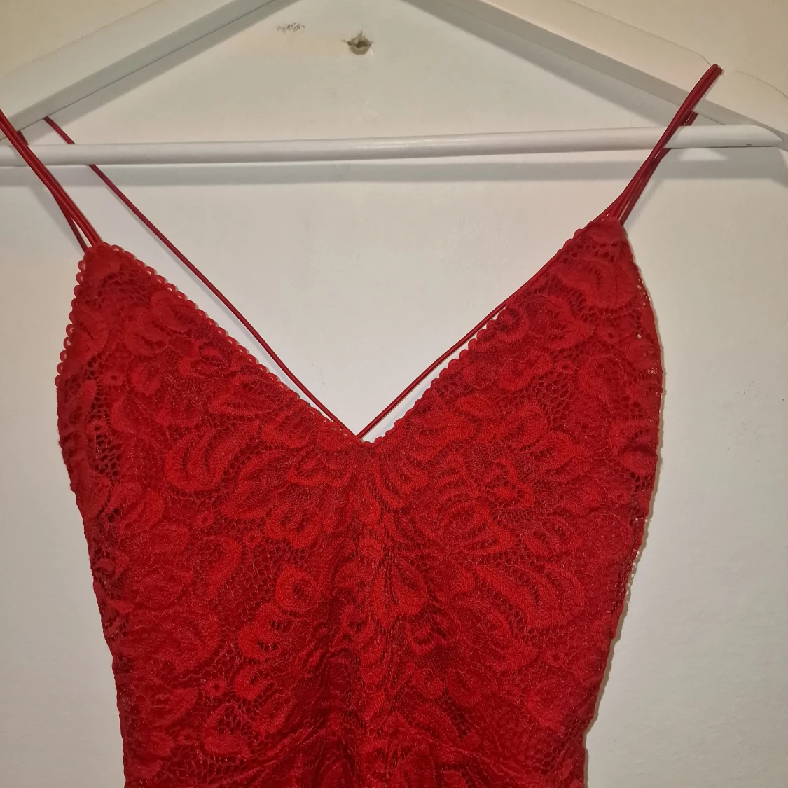 Röd spetsklänning med smala axelband - 1