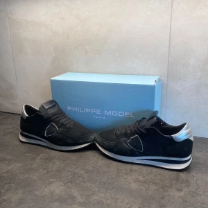 Philippe model trpx - storlek 40 men passar även 39 och 41. skick ca 5/10, använda med vissa defekter men inget som stör helhetsintrycket. stilrena och bekväma sneakers från philippe model som är perfekta till vardags. Skorna kommer även med dustbag och skokartongen. Priset kan diskuteras!🤩