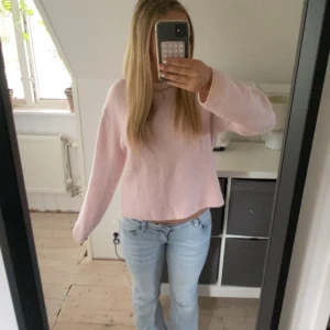 Ljusrosa stickad tröja Gina Tricot XS - Supermysig ljusrosa stickad tröja från Gina Tricot i ullblandning. Tröjan har en klassisk rund halsringning, ribbade muddar och lång ärm. Perfekt för lager-på-lager och chill dagar. Snygg till både jeans och kjol. Är något nopprig.