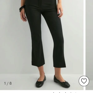 Svarta croppade bootcut byxor - Snygga svarta byxor med croppad längd och bootcut med låg midja. Super snygga nu till sommaren pris kan diskuteras lite. Dom är helt oanvända med prislapp kvar🥰 Passar nån som är under 160 då jag e 160 och de inte sitter som capri byxor på mlg utan ändas ser ut att vara lite korta🥰