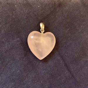 Hjärta i rosenkvarts - Supergulligt hjärta i rosenkvarts. Inga repor eller defekter. Frakt tillkommer på 17kr. Kom gärna med frågor och prisförslag 💕