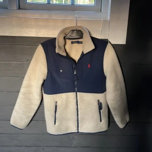 Ralph Lauren jacka - Hej säljer ny min nästan oanvända RL jacka då jag inte använder den, den är i nytt skick och passar xs/s. Köpte den på boozt för 2400 så den är äkta 