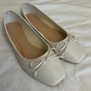 Vita ballerinaskor med rosett - Säljer mina super snygga vita ballerinaskor med rosett då att dom var försmå när jag fick hem dom- därför aldrig använda. Jag har strl 37/38 så om man har 35/36 tror jag att dom passar perfekt