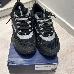 Dior B22 - God skick Kontakta för mer bilder eller pris handling