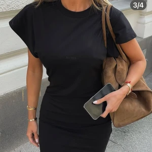 Avora DNA dress - Super snygg klänning från Àvora som är kort och svart💖. Den är enkel och stilren som man kan ha till de flesta tillfällen. Den va tyvärr för stor för mig så därför säljer jag den. Den är helt ny med prislappen kvar 🤩😊.