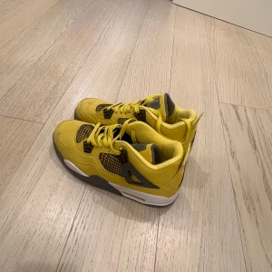 Nike Air Jordan 4 Retro gul/svart - Nike Air Jordan 4 Retro Lightning i en riktigt fet gul färg med svarta och vita detaljer i storlek 43. Nypris ligger på ca 4000 men är inte helt säker på hur äkta de är därav priset. Rengör och städar dem innan jag skickar.
