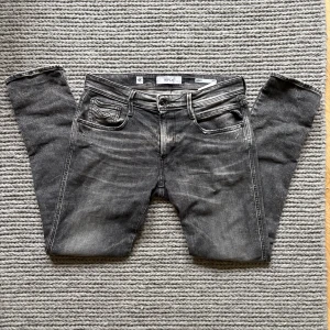 Replay Anbass - Snygga Replay Anbass med skön wash w 32 L 32 sitter slim!