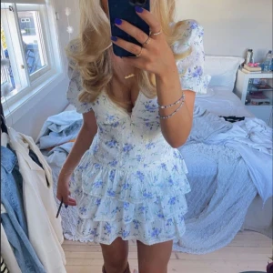 Blommig klänning  - INTRESSEKOLL på denna superfina blommiga korta klänning. Superfint skick och passar perfekt nu i sommar. Storlek XS💕