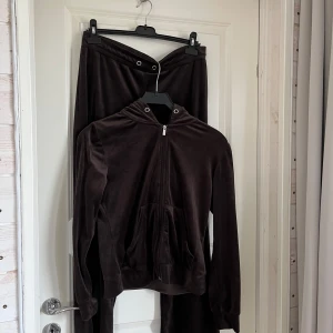 Mjukisset - Brunt, Gina Tricot