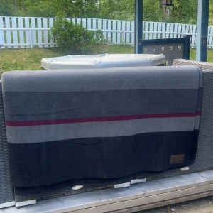 Fleece filt från Kentucky Horsewear  - Sparsamt använd fleece filt från Kentucky😍Köptes precis innan min häst såldes så hann knappt använda det, minst 2 gånger!! Nypris 1200kr, mitt pris 800kr