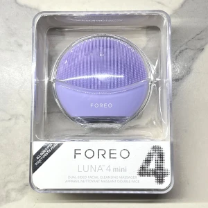 FOREO LUNA 4 mini lila - Foreo Luna Mini 4 💜Helt ny i förpackning. Smidig & effektiv ansiktsborste som både rengör och masserar huden för ett fint glow, snabbt och enkelt. Avlägsnar upp till 99 % av smuts, olja och makeuprester samtidigt som den är ultrahygienisk, mjuk och skonsam mot huden. 🚿 2-zons borsthuvud, passar alla hudtyper 🧼Tillverkad i bakterieresistent silikon – minskar finnar och irritation 🛁Exfolierar & stimulerar lymfdränage. Har själv en annan från serie 2, LIFE SAVER!🙈 Nypris cirka 1500kr!