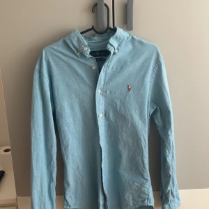 Ralph lauren skjorta - Ny skick Ralph lauren skjorta , sky blue färg , storlek S i slimfit men kan även passa för dem som bär M . Priset diskuteras bara vid snabb affär
