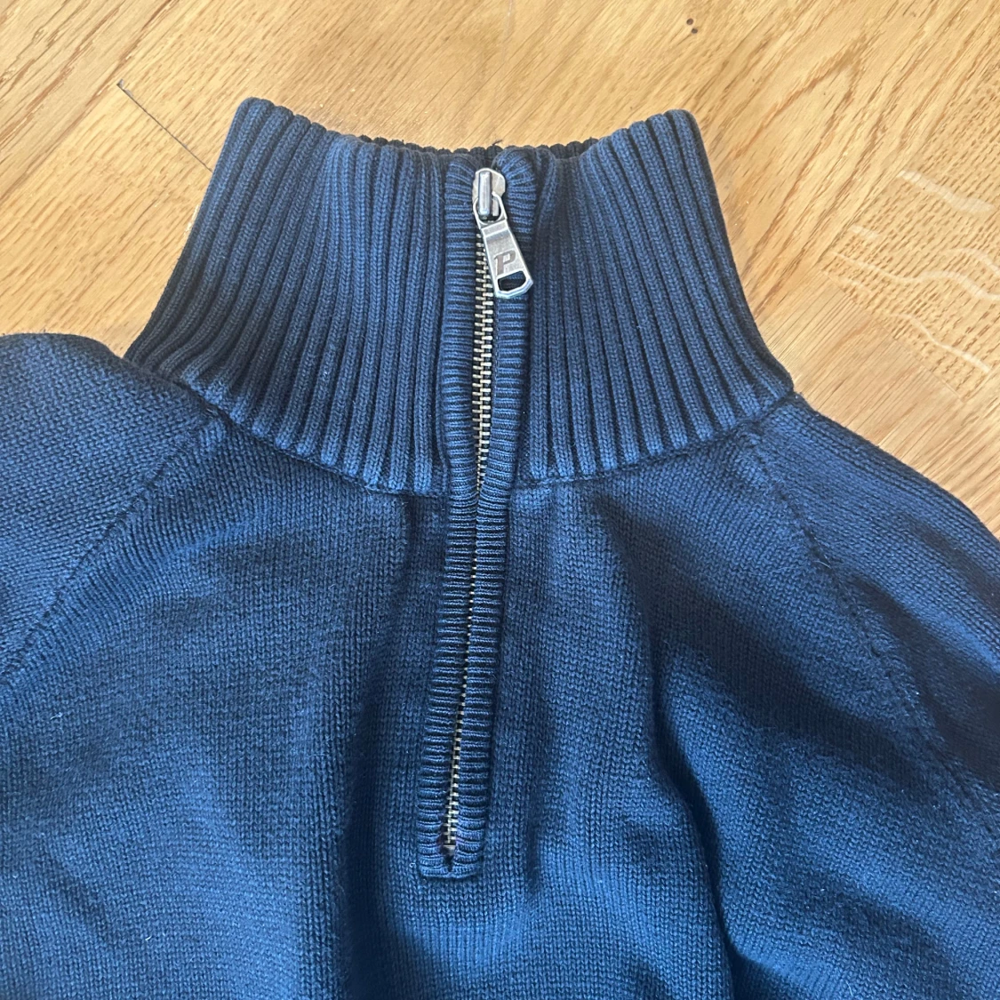 Mörkblå stickad Peak Performance-tröja - 3