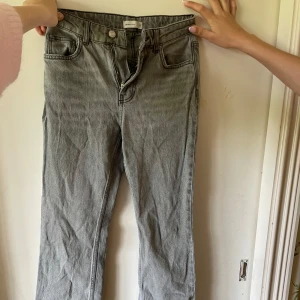 Grå jeans från Gina tricot - Snygga grå jeans från Gina tricot! Använda ganska många gånger och de är lite slitna som man ser på bilden.
