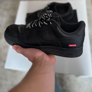 Nike supreme air forces - Tjena! Säljer nu mina supreme Nike air forces, använt lite för det satt dåligt på mina fötter och sen har de bara stått. Köpt på soleplus  för cirka 1,5 år sedan.(se bild). Bra skick, dock små öppningar i hälen som ni ser på bilderna men inget som du känner av. Såklart får du med original snörena. Pris kan diskuteras!