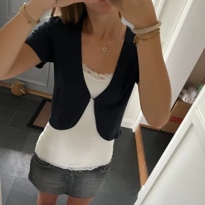 Mörkblå stickad bolero - Blå stickad bolero/kofta från Fransa i storlek M, fint skick. Storlek M men passar även S. Använd gärna köp nu!