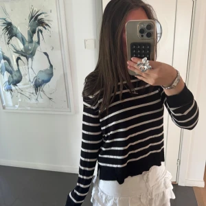 Randig svartvit tröja från Zara - Snygg svart tröja med vita horisontella ränder från Zara. Modellen har lång ärm och rund halsringning. Storlek S.