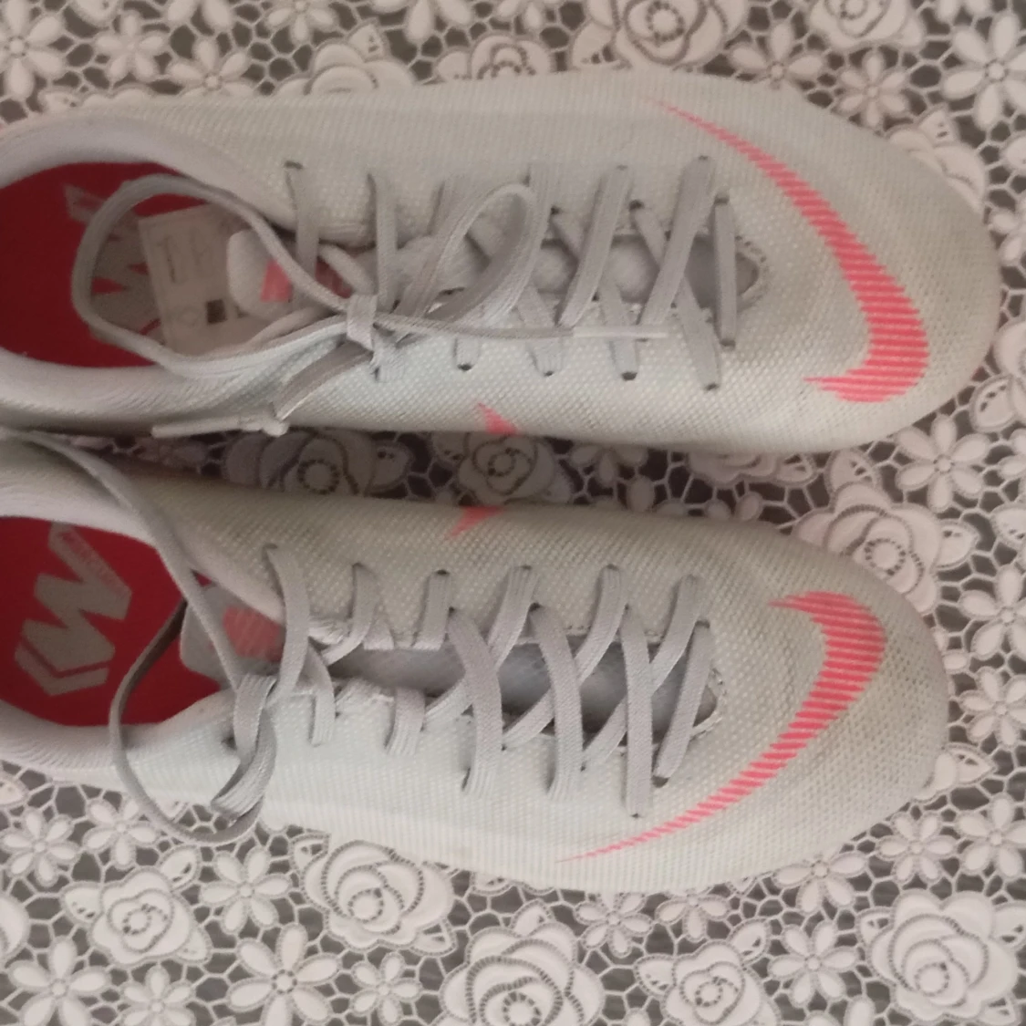 Nike grå fotbollsskor med rosa detaljer